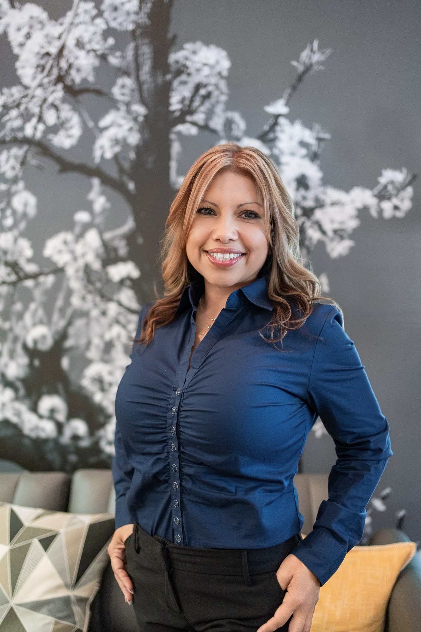 Editorial agent branding headshot with styled backdrop â Central Valley
