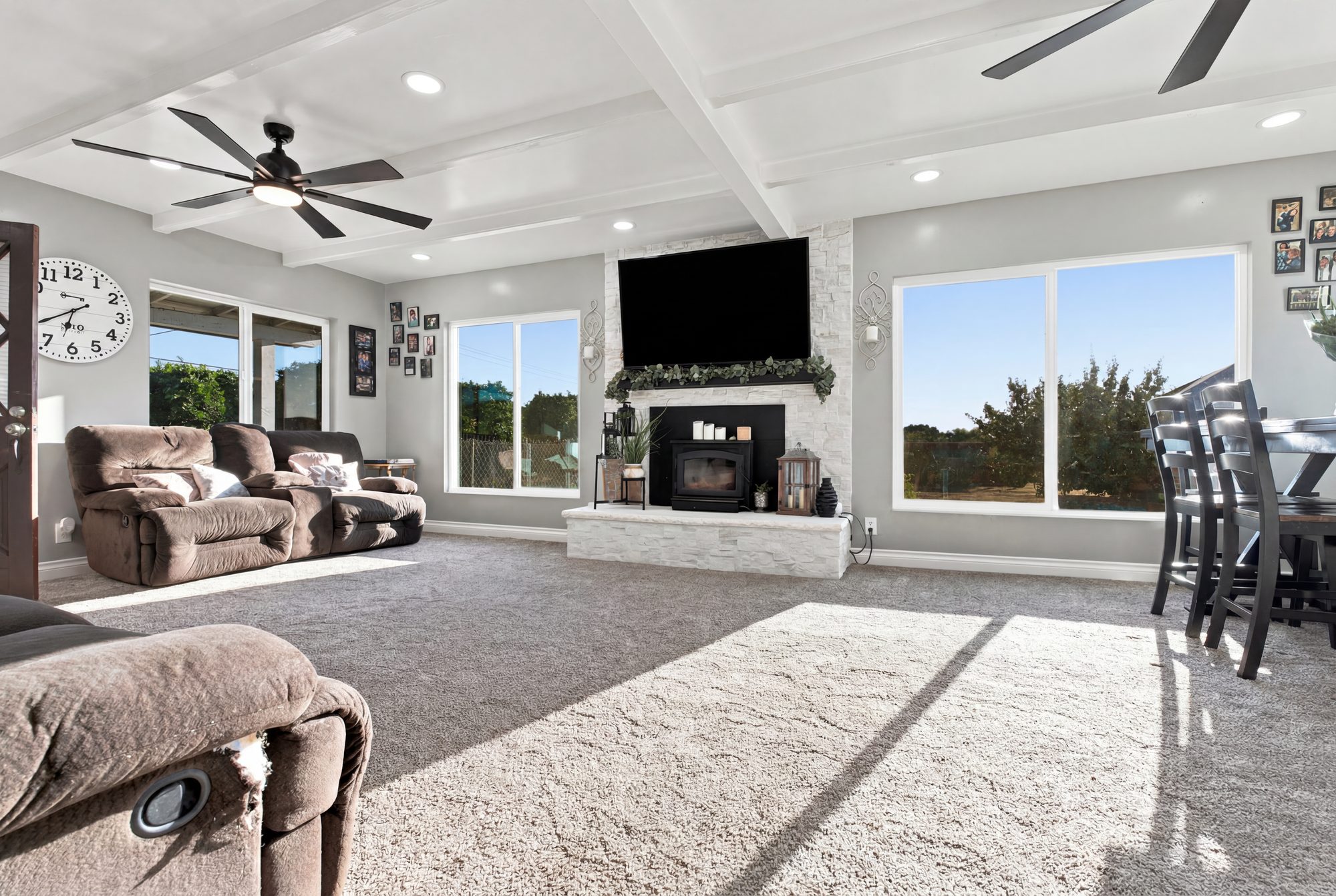 Vaulted great room with panoramic windows and mountain views — Lindsay real estate photography, California
